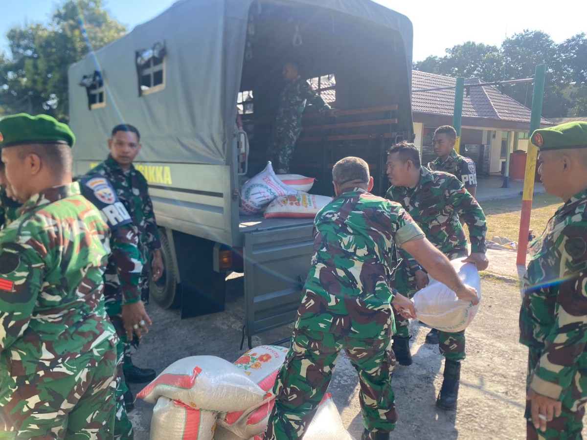 Kodim 1603/Sikka Terus Bergerak Bantu Warga Palue Terdampak Bencana Alam