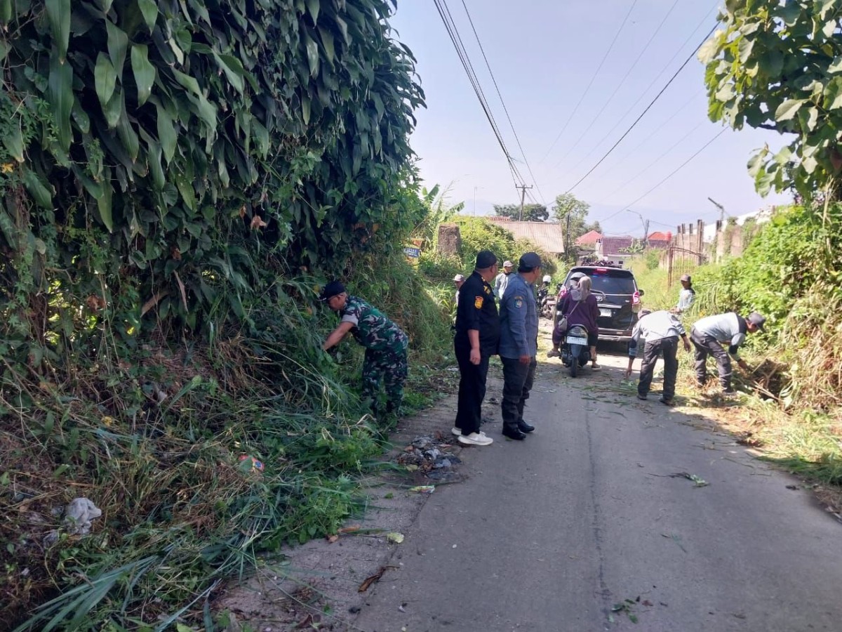 Babinsa Bersama Linmas Gelar Karya Bakti di Kp. Cipetir Desa Sukamaju