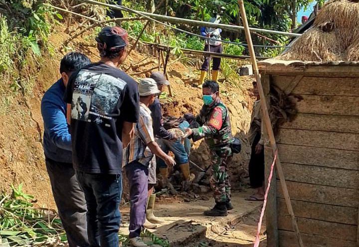 Babinsa Sinaresmi Keramat Koramil 2201/Cisolok Laksanakan Bakti di Wilayah Desa Binaan