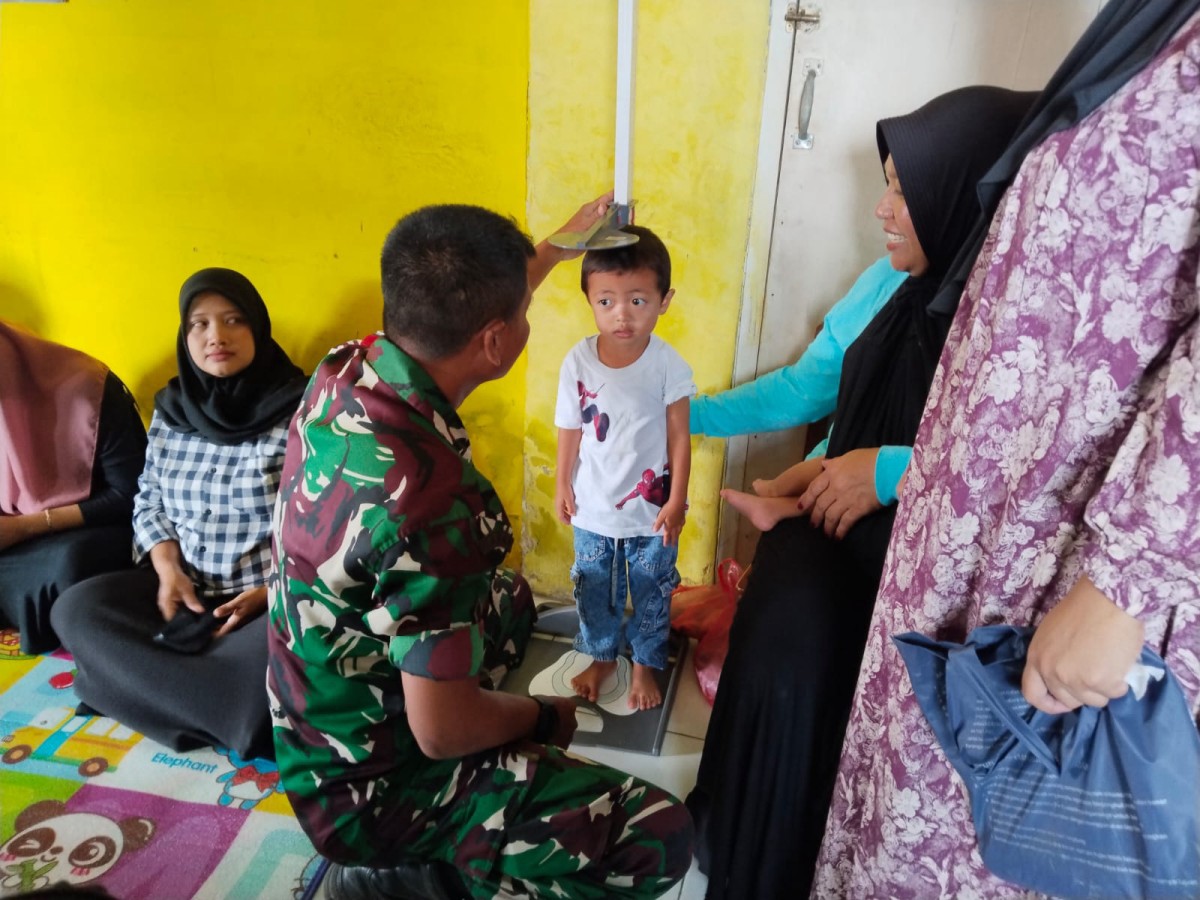 Babinsa Koramil 2202 Palabuhanratu Hadiri Kegiatan Posyandu di Desa Kertajaya