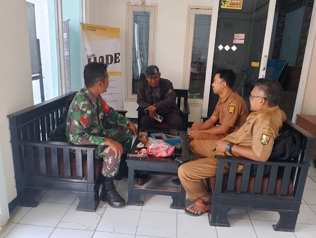 Babinsa Koramil 2204/Cikidang Perkuat Sinergi dengan Aparatur Desa dan Karang Taruna Melalui Komsos di Cijambe