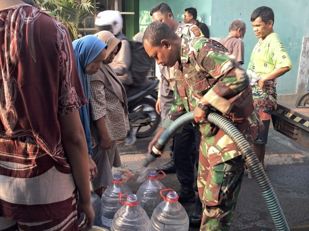 Kemarau Melanda, Warga Kamuning Sumberjaya Diserbu Bantuan Air Bersih, Babinsa Turun Langsung