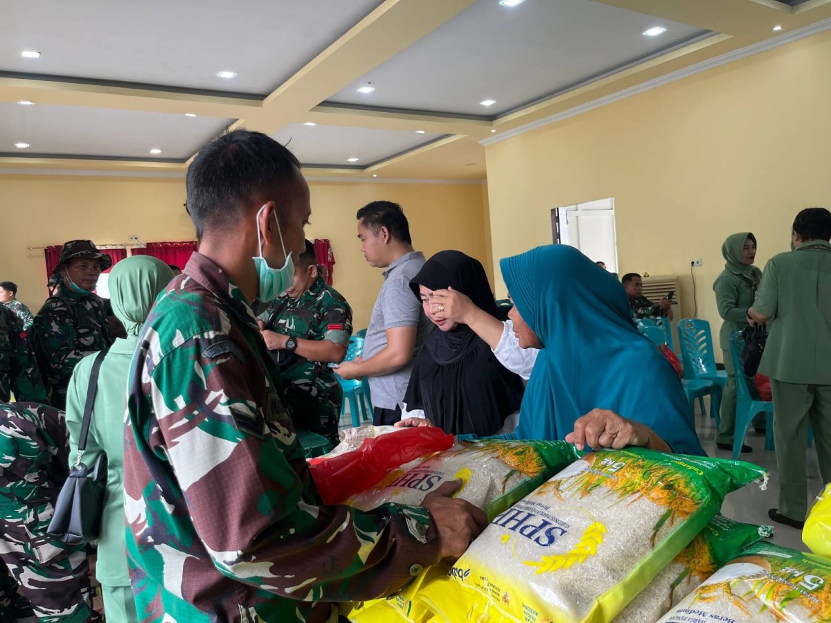 Sambut HUT ke-81 TNI, Kodim 1204/Sanggau Gelar Bazar Sembako Murah