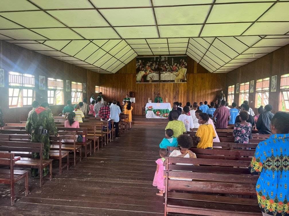 MEMBANGUN HARMONI MELALUI IMAN: PRAJURIT SATGAS YONIF 733/MASARIKU GELAR KEGIATAN IBADAH BERSAMA WARGA KAMPUNG MUMUGU