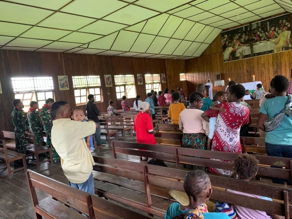 MENJALIN KEDAMAIAN DARI TANAH PERBATASAN: SATGAS YONIF 733/MASARIKU LAKSANAKAN IBADAH BERSAMA WARGA PAPUA