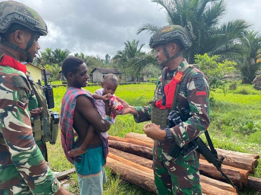 Satgas Yonif 733/Masariku Tebar Kepedulian Di Tanah Papua