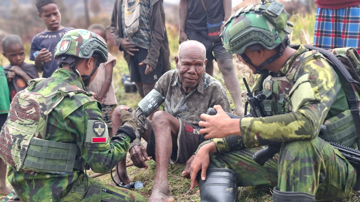 Jaga Papua dengan Hati, Patroli Humanis Satgas Yonif 742/SWY Hadirkan Layanan Kesehatan di Wano Barat