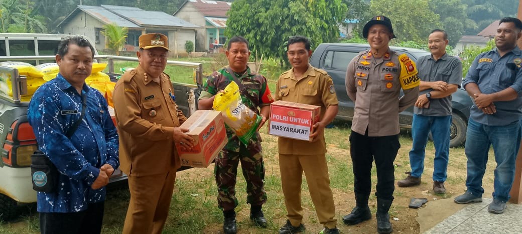 Gerak Cepat Bantu Warga, Koramil 1210-02/Mempawah Hulu Bersama Forkopincam Salurkan Bantuan untuk Korban Angin Puting Beliung