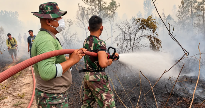 TIM KARHUTLA KODAM XXII/TB BERSAMA WARGA BAHU MEMBAHU PADAMKAN API DI KELURAHAN BUKIT BATU
