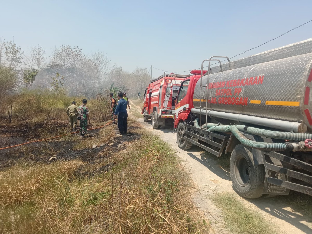 Respon Cepat Petugas Gabungan Padamkan Api di Lahan Kosong Dusun Karanganyar