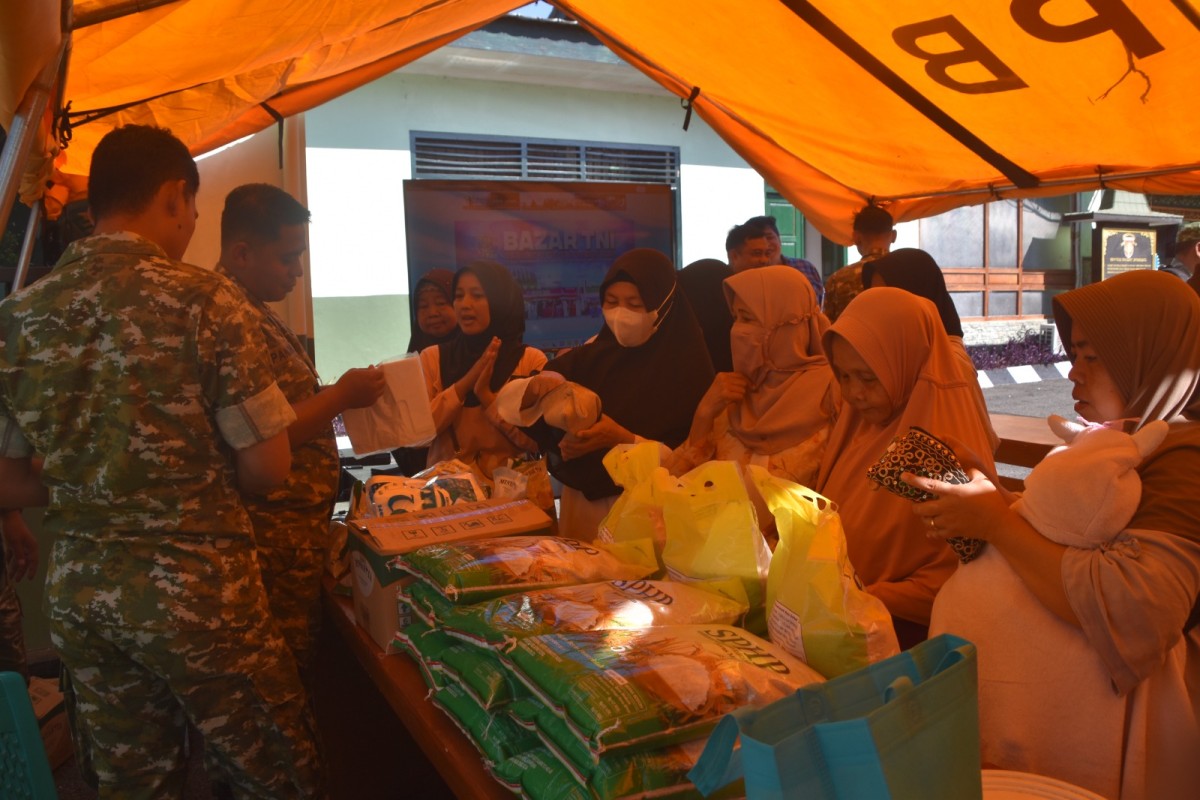 Kodim 0707/Wonosobo Gelar Bazar Murah dan Makan Gratis, Wujud Kepedulian TNI Sambut HUT ke-81 TNI dan HUT ke-76 Kodam IV/Diponegoro