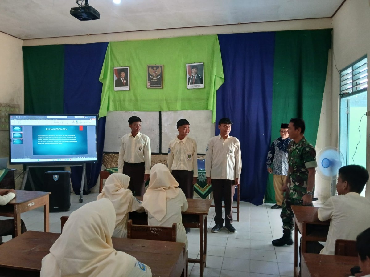 Babinsa Koramil Jogonalan Berikan Wasbang 108 Siswa SMK Muhammadiyah