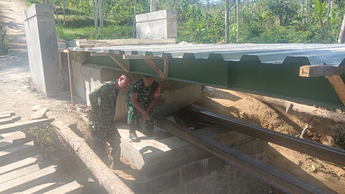 Dandim Banjarnegara Tinjau Pembangunan Jembatan Garuda Beton Sungai Jarompang