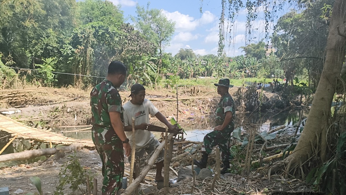Masyarakat dan TNI Gotong royong Bangun Jembatan Garuda