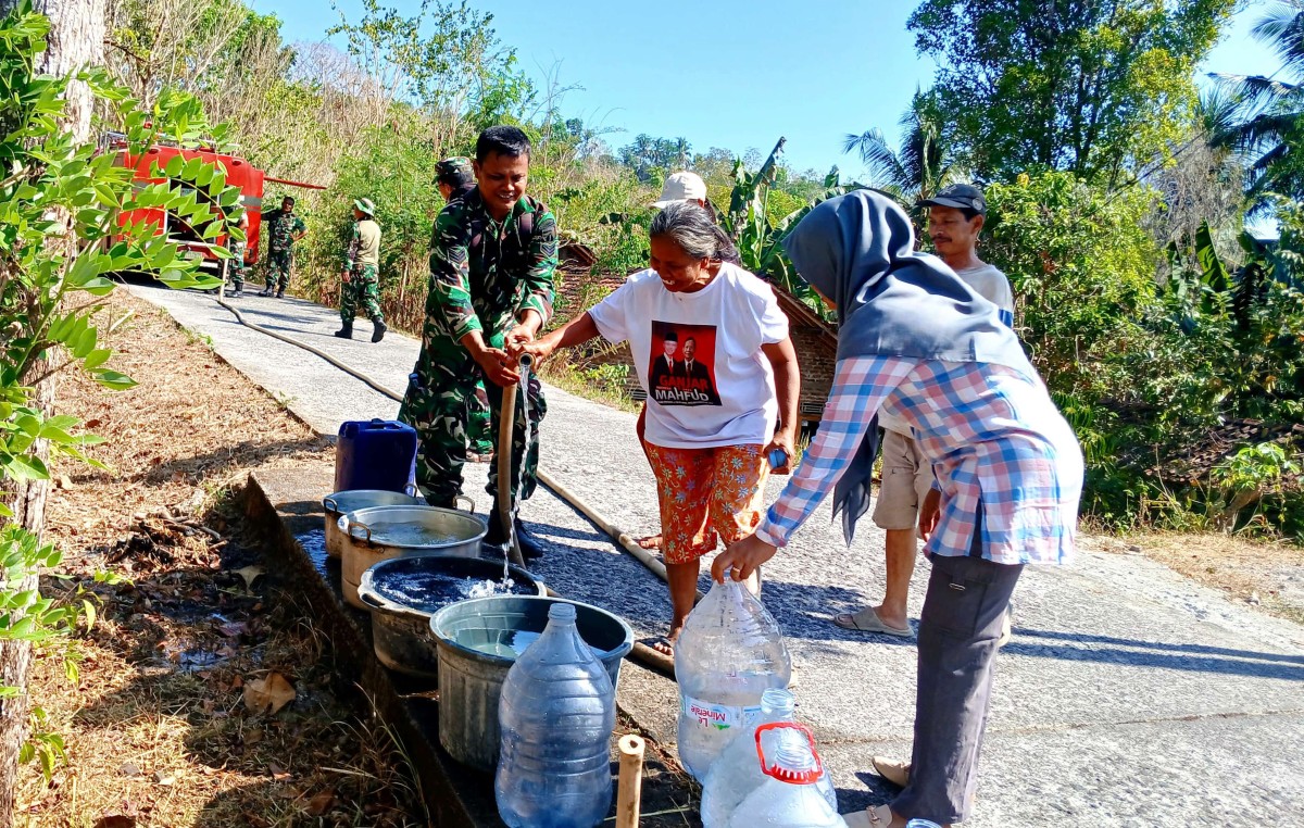 Kodim 0731/Kulon Progo Distribusikan Bantuan Air Bersih  Bagi Warga Padukuhan Tetes