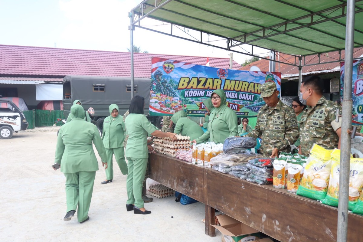 Menyambut HUT TNI, Kodim 1613/Sumba Barat Adakan Bazar di Asrama Gajah Mada