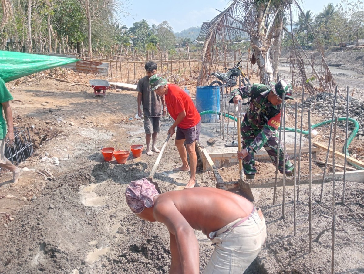 Dukung Infrastruktur Desa, Babinsa Beru Laksanakan Pengawasan Pembangunan Jembatan Gantung