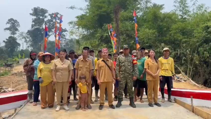 Wujud Nyata Kehadiran TNI Dalam Karya Bakti Pembangunan Jembatan Rabat Beton Oleh Kodim 1209/Bengkayang Rampung 100 Persen