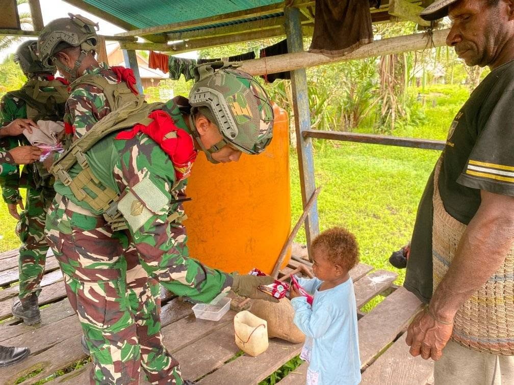 PRAJURIT SATGAS PAMTAS MOBILE YONIF 733/MASARIKU BERBAGI KASIH DENGAN ANAK-ANAK PAPUA
