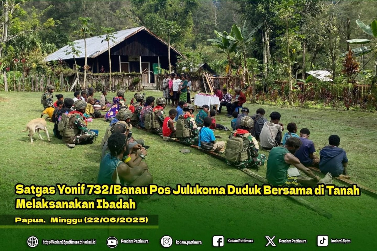 Satgas Yonif 732/Banau Pos Julukoma Duduk Bersama di Tanah Melaksanakan Ibadah