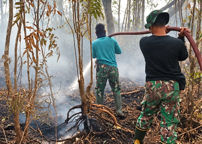 SATGAS KARHUTLA KODAM XXII/TB LAKUKAN PEMADAMAN DAN PENDINGINAN DI KECAMATAN BUKIT BATU