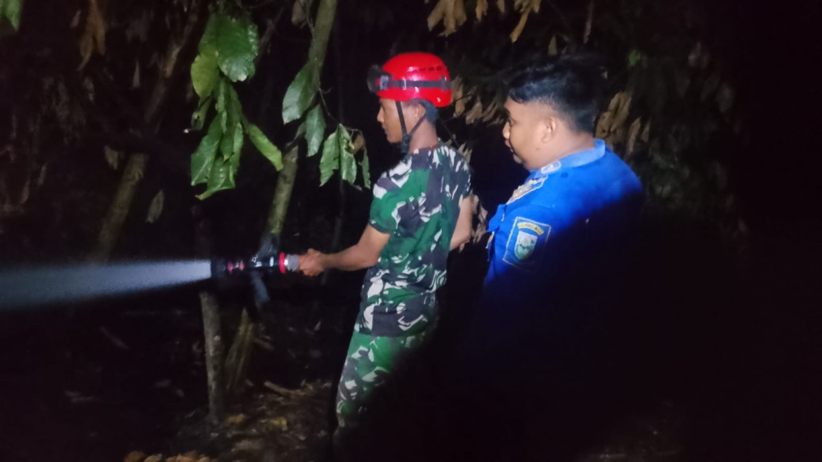 Rumpun Bambu Terbakar, Babinsa, Bhabinkamtibmas, BPBD dan Warga Bersama Padamkan Api