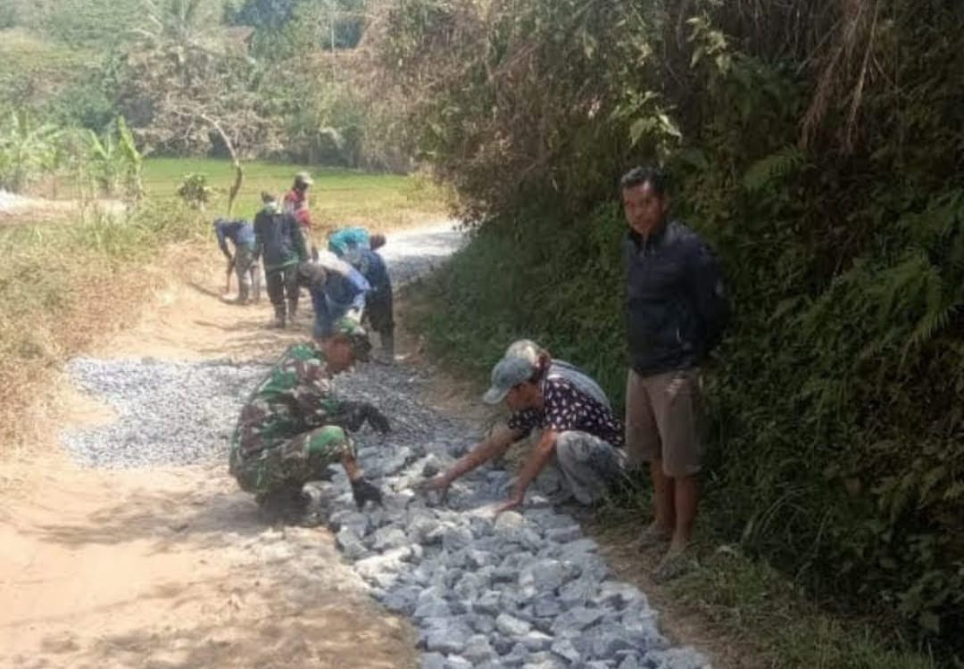 Babinsa Langkapjaya Bersama Warga Laksanakan Karya Bakti Perbaikan Jalan