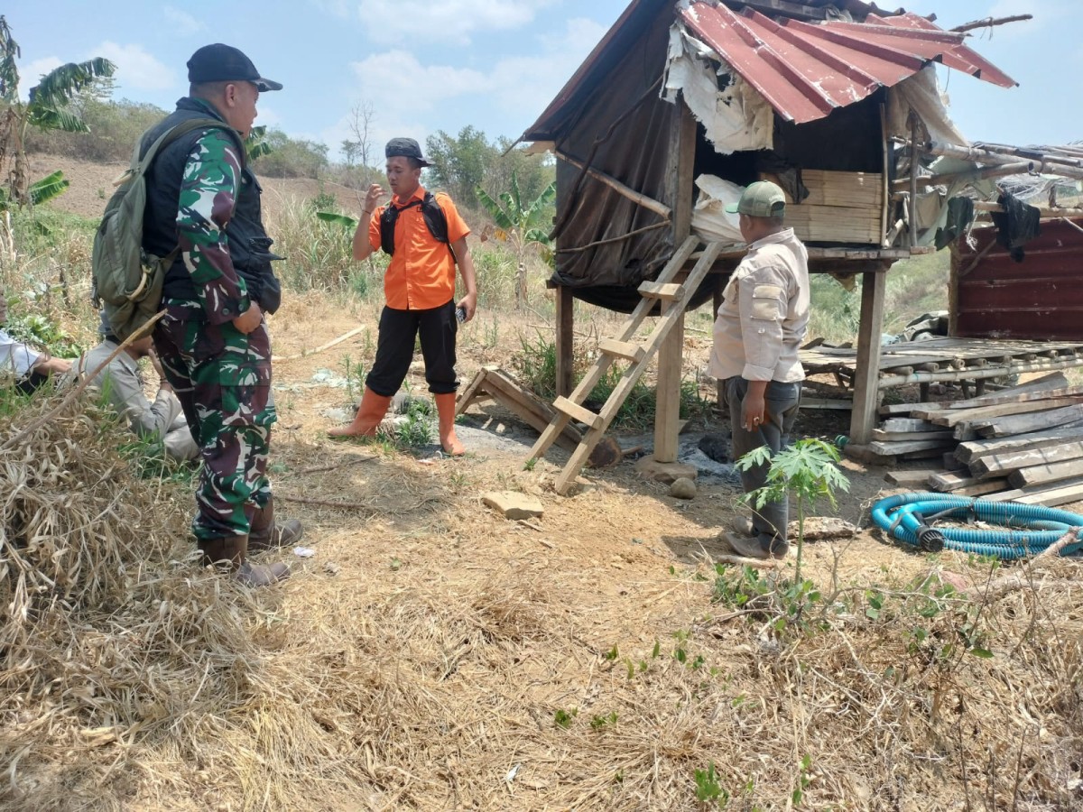 Danramil 2209/Lengkong Bersama Forkopimcam Tertibkan Penambangan Ilegal di Lahan Perkebunan Naga Warna