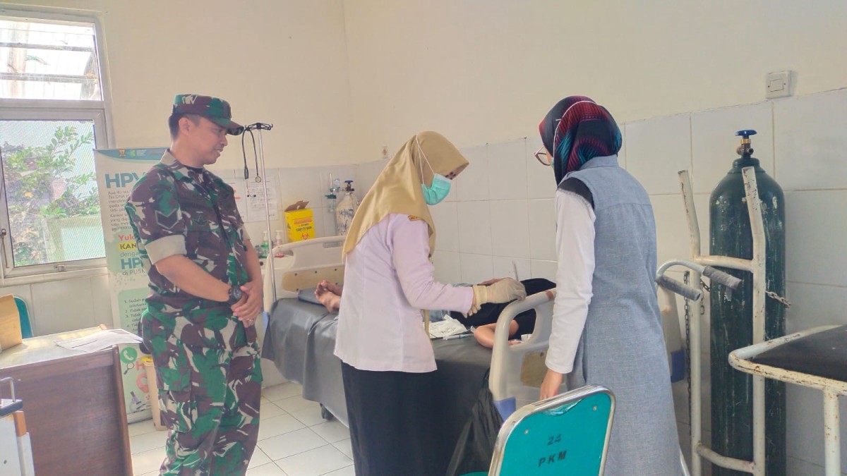 Bati Komsos Koramil Parakansalak Dampingi Pelayanan KB di Puskesmas