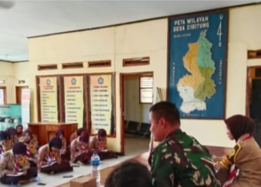Babinsa Sagaranten Berikan Wawasan Kebangsaan kepada Pramuka Penegak