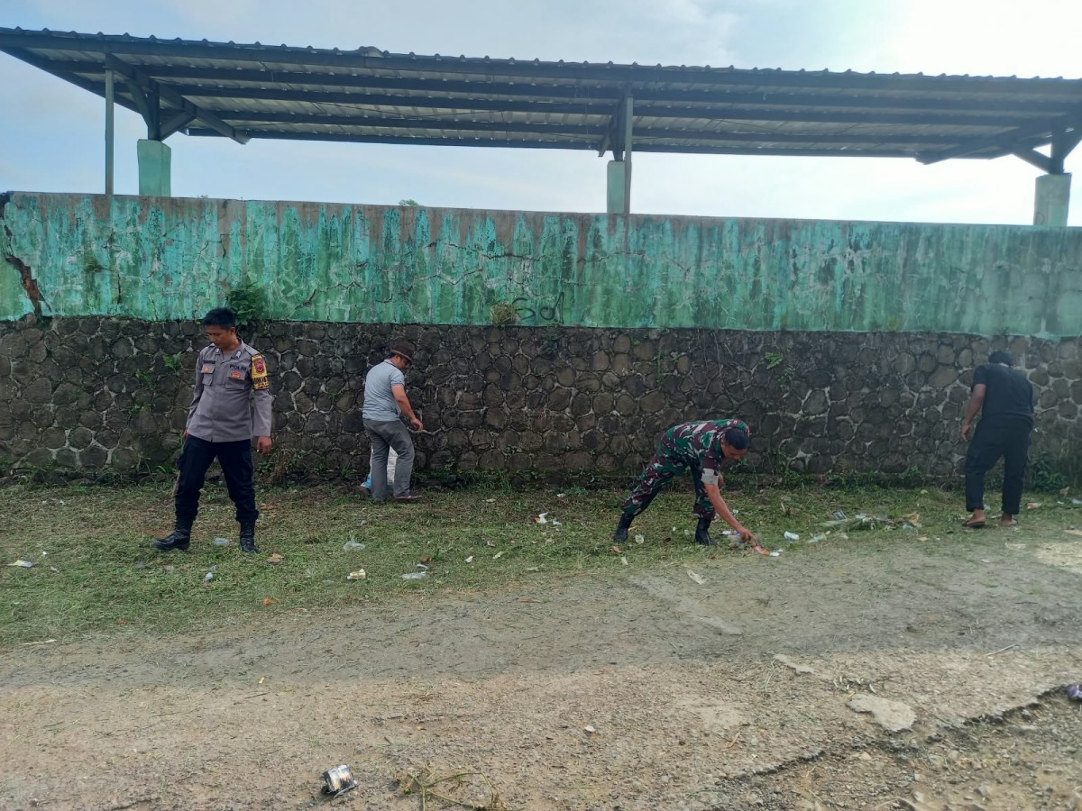 Babinsa Cikarang Bersama Warga Laksanakan Bakti di Desa Binaan