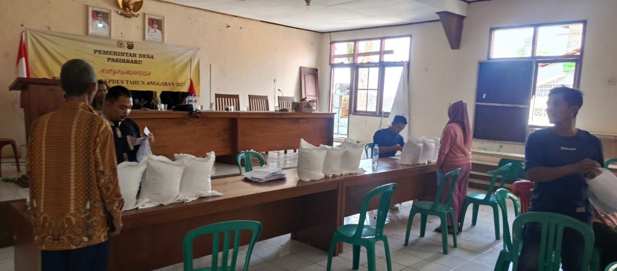 Babinsa Dampingi Penyaluran Bantuan Beras bagi 1.427 KPM Desa Pasirbaru
