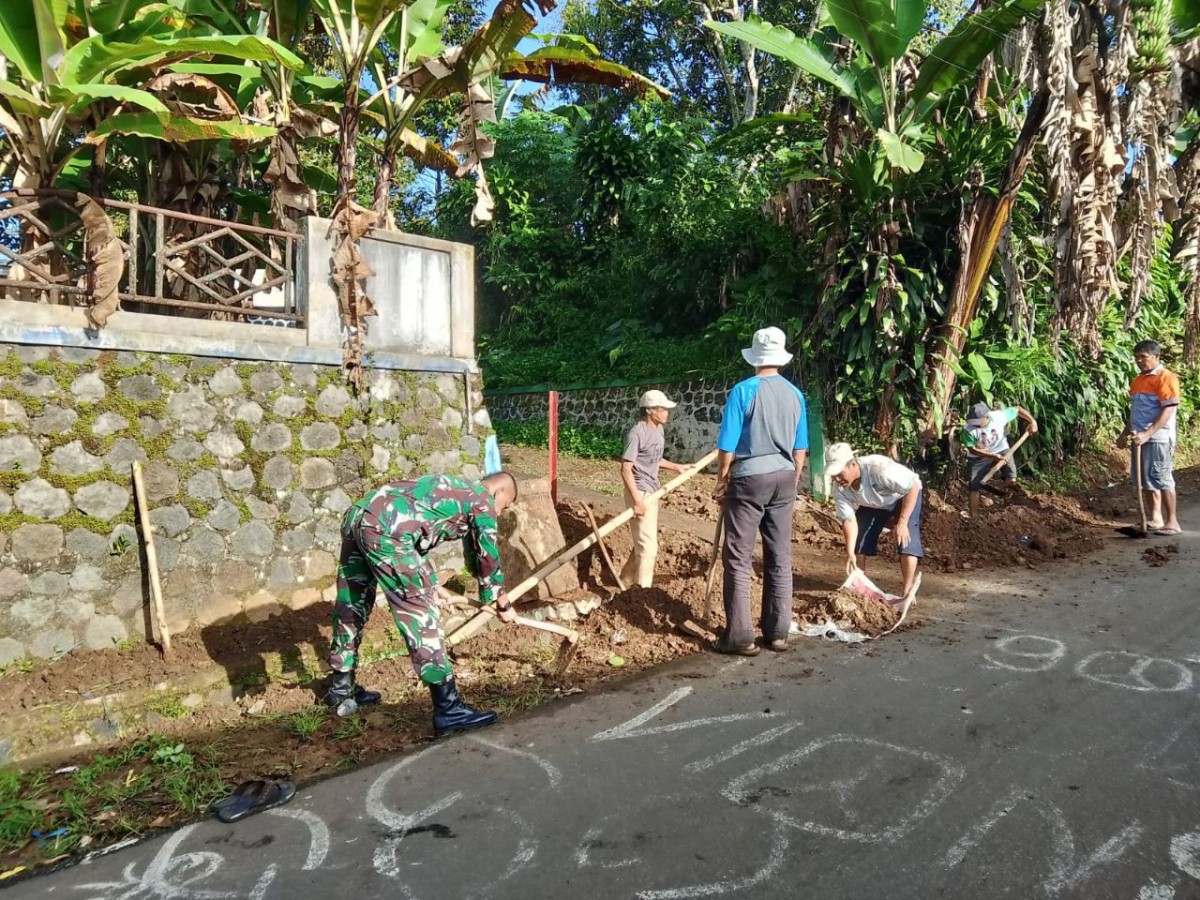 Babinsa Mekarjaya Laksanakan Bakti Pemeliharaan dan Pembersihan Jalan Kampung Cisapi