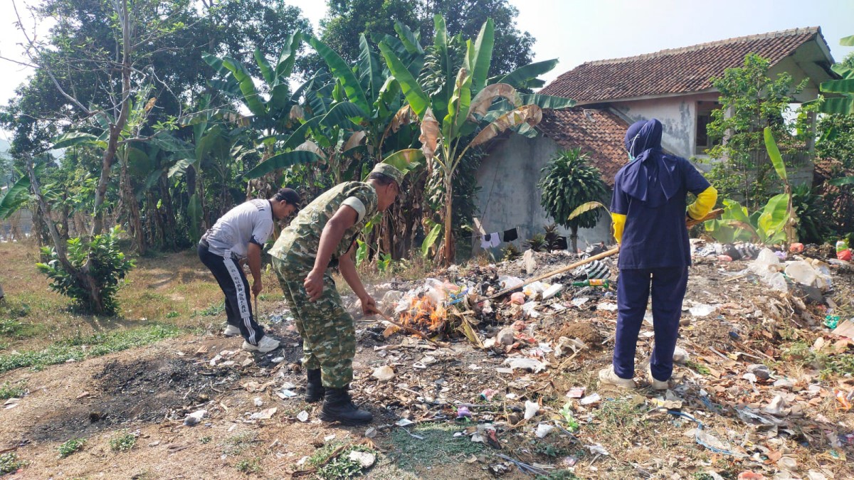 Babinsa Koramil 2206/Parakansalak Gelar Karya Bakti Bersihkan Sampah di Desa Parakansalak
