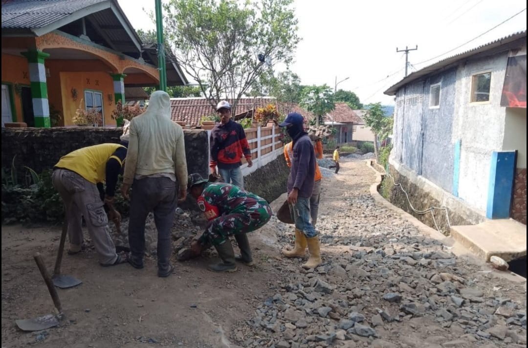 Babinsa Lengkong Bersama Warga Gotong Royong Perkeras Jalan Lingkungan