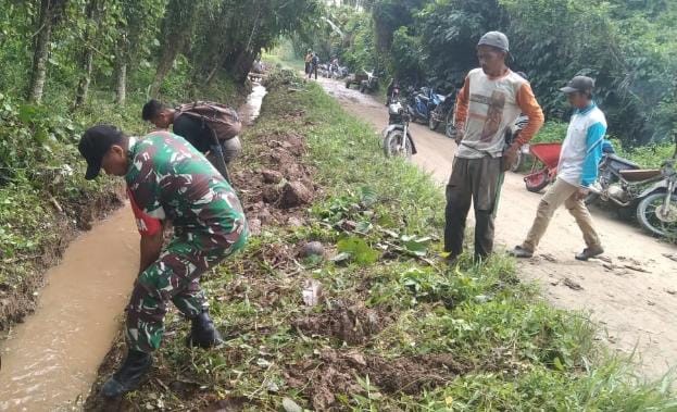 Babinsa Purwasedar Bersama Warga Laksanakan Karya Bakti Bersihkan Saluran Irigasi