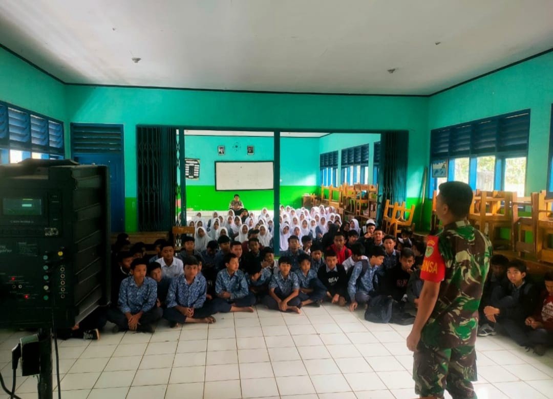 Babinsa Koramil 2209/Lengkong Berikan Wawasan Kebangsaan kepada Siswa SMPN 2 Lengkong