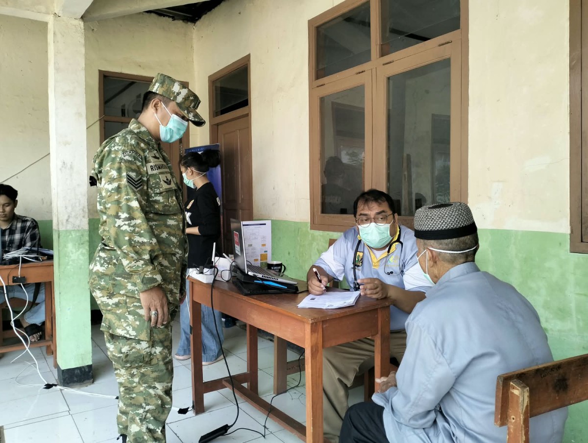 Serka Rismansyah Dampingi Pemeriksaan Tracking TB Terintegrasi CKG Bersama Puskesmas Parakansalak