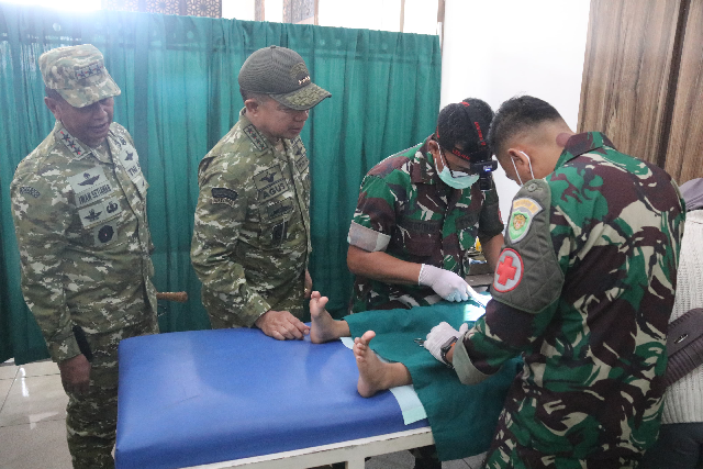 Kasdim 0624/Kab. Bandung Sambut Panglima TNI Tinjau Sunatan dan Pengobatan Massal dalam Rangka HUT ke-81 TNI