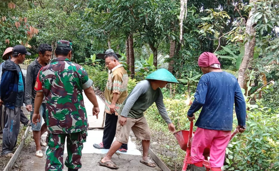 Babinsa Koramil 2212/Tegalbuleud Bersama Warga Laksanakan Karya Bakti Perbaikan Jalan