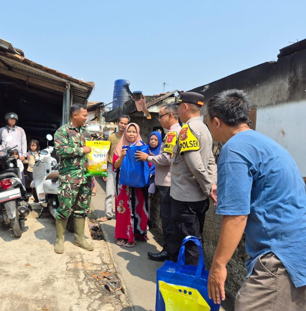 Aksi Nyata Babinsa Cibadak, TNI Hadir Bantu Warga Korban Kebakaran