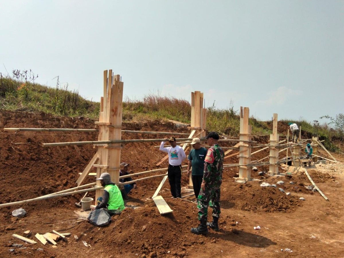 Babinsa Turun Langsung Pantau Percepatan Pembangunan KDMP di desa Sukadamai