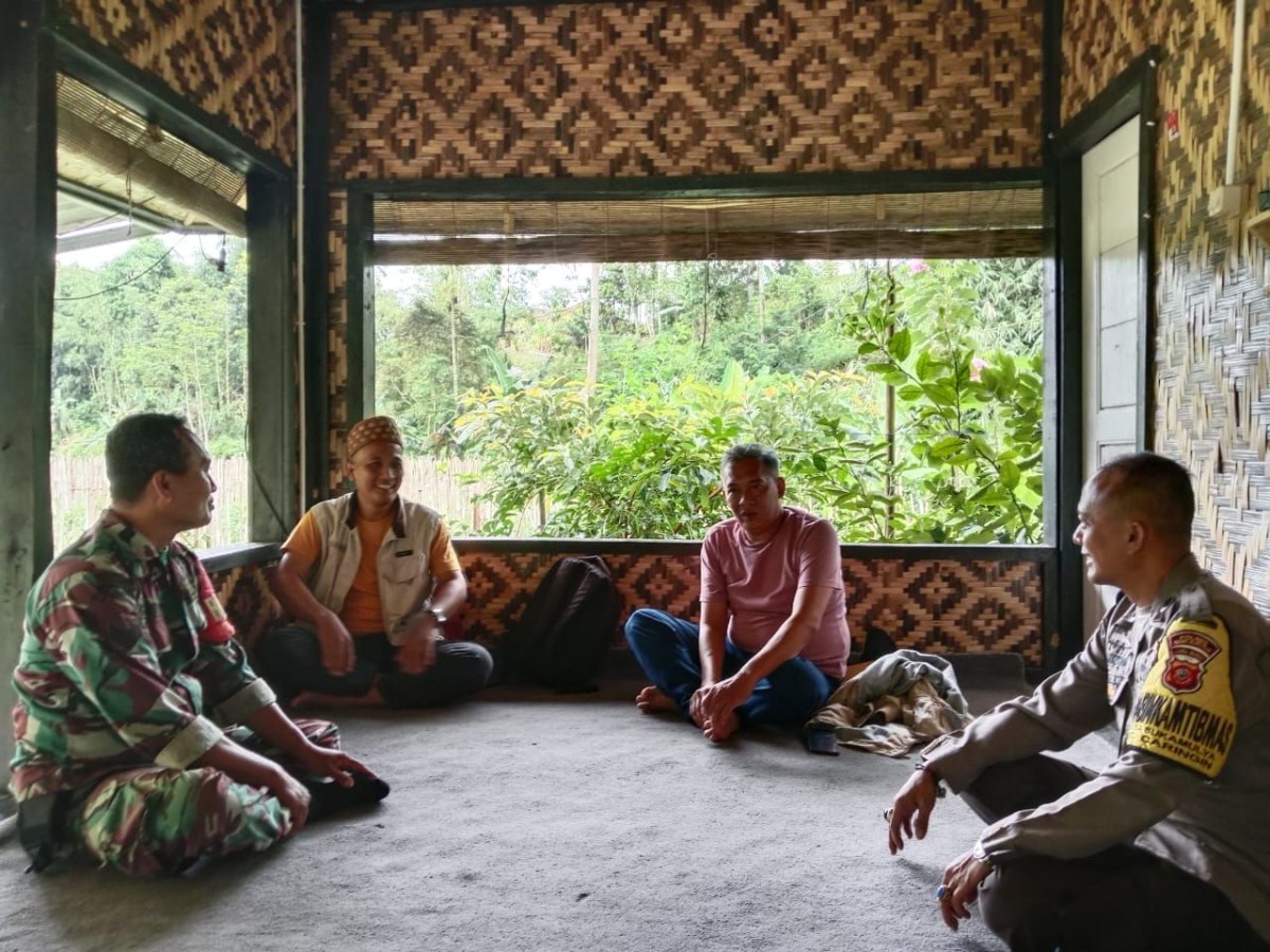 Babinsa Desa Talaga Bersama Bhabinkamtibmas Laksanakan Komsos di Kp. Cibalung