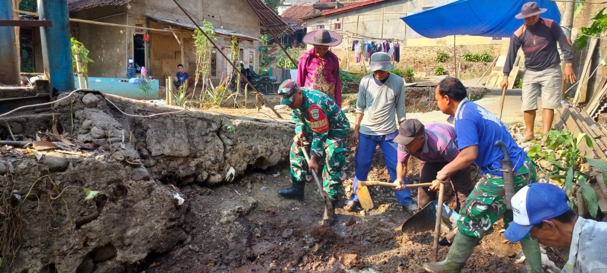 Babinsa Pamuruyan Turun Langsung, Bersama Warga Gelar Kerja Bakti Jaga Lingkungan