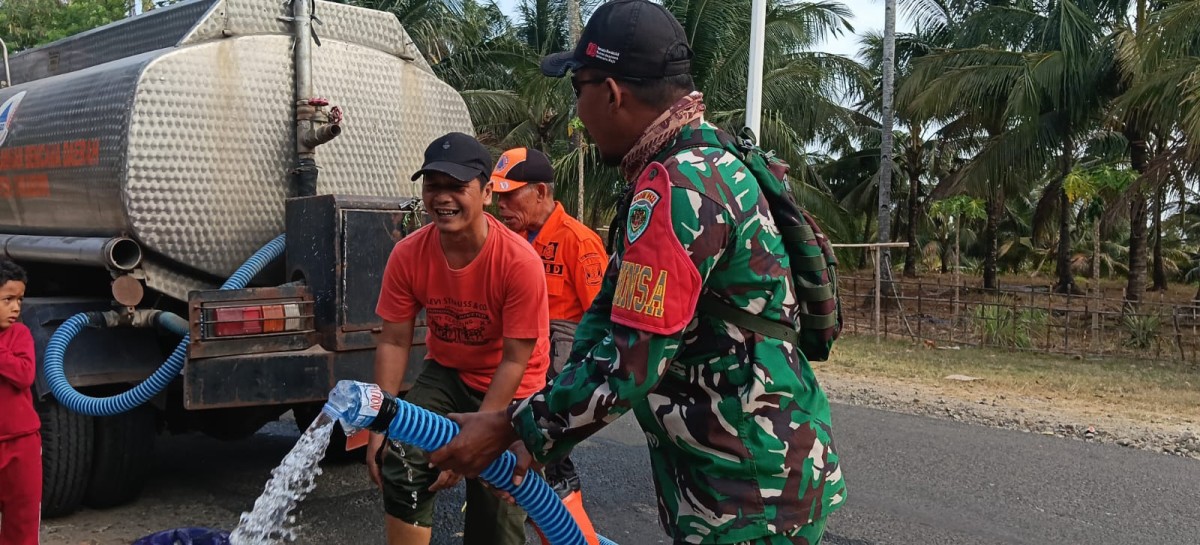 Babinsa Ciracap Bersama P2BK Salurkan Bantuan Air Bersih untuk Warga Desa Purwasedar