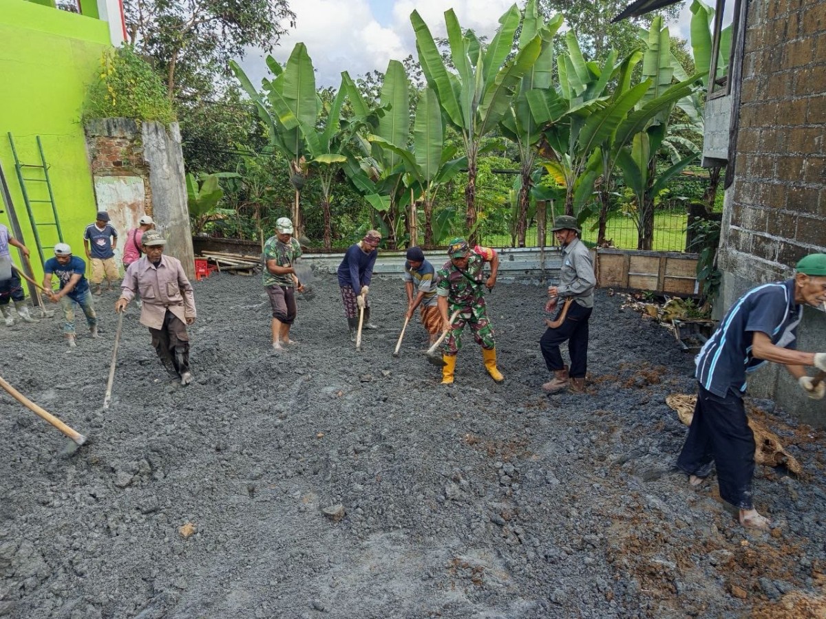 Babinsa Gunung Endut Bersama Warga Laksanakan Bakti Perataan Tanah untuk Pembangunan Pos Ronda