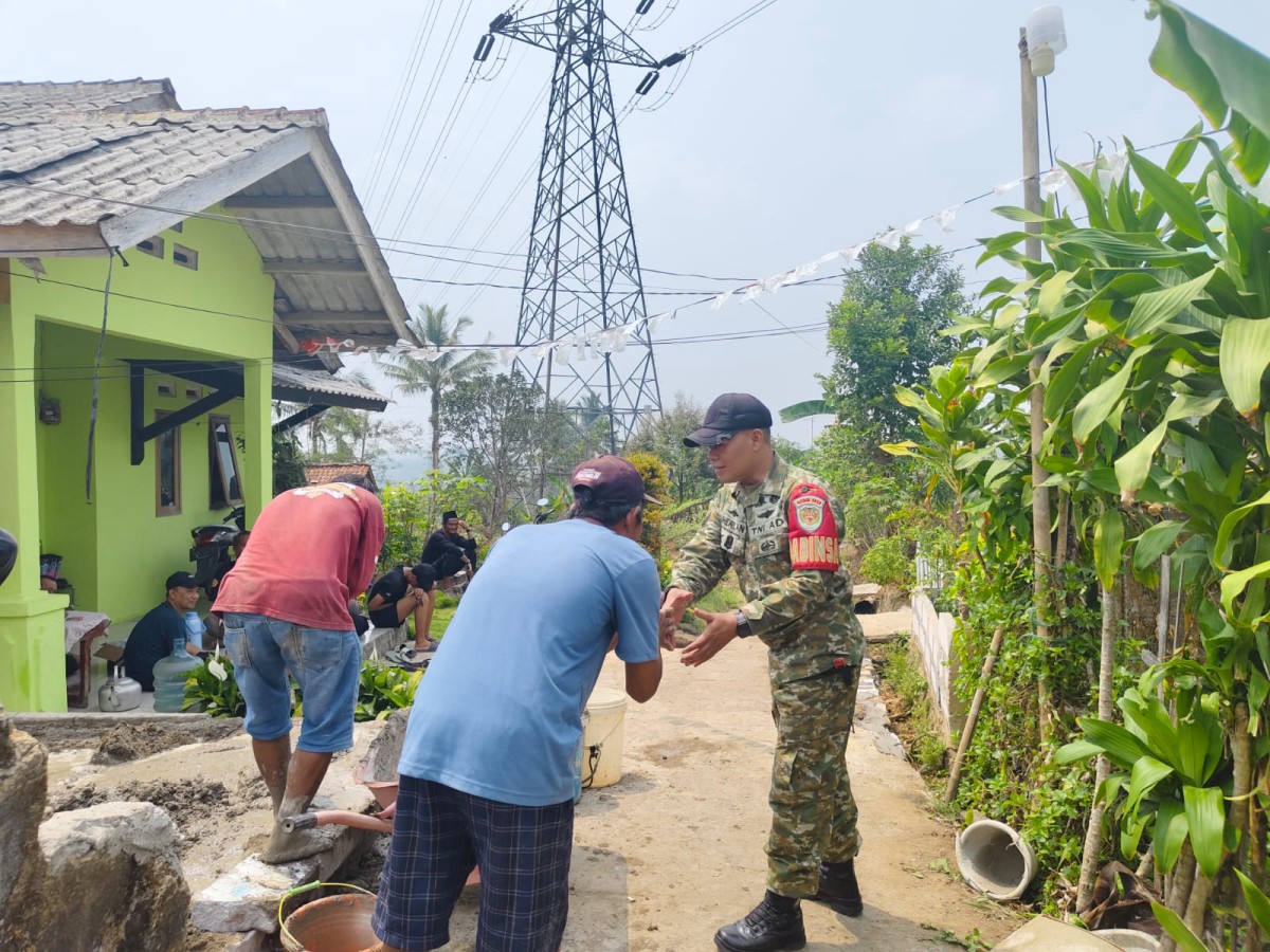 Babinsa Koramil 2206/Parakansalak Bersama Warga Laksanakan Karyabakti Perbaikan Parit