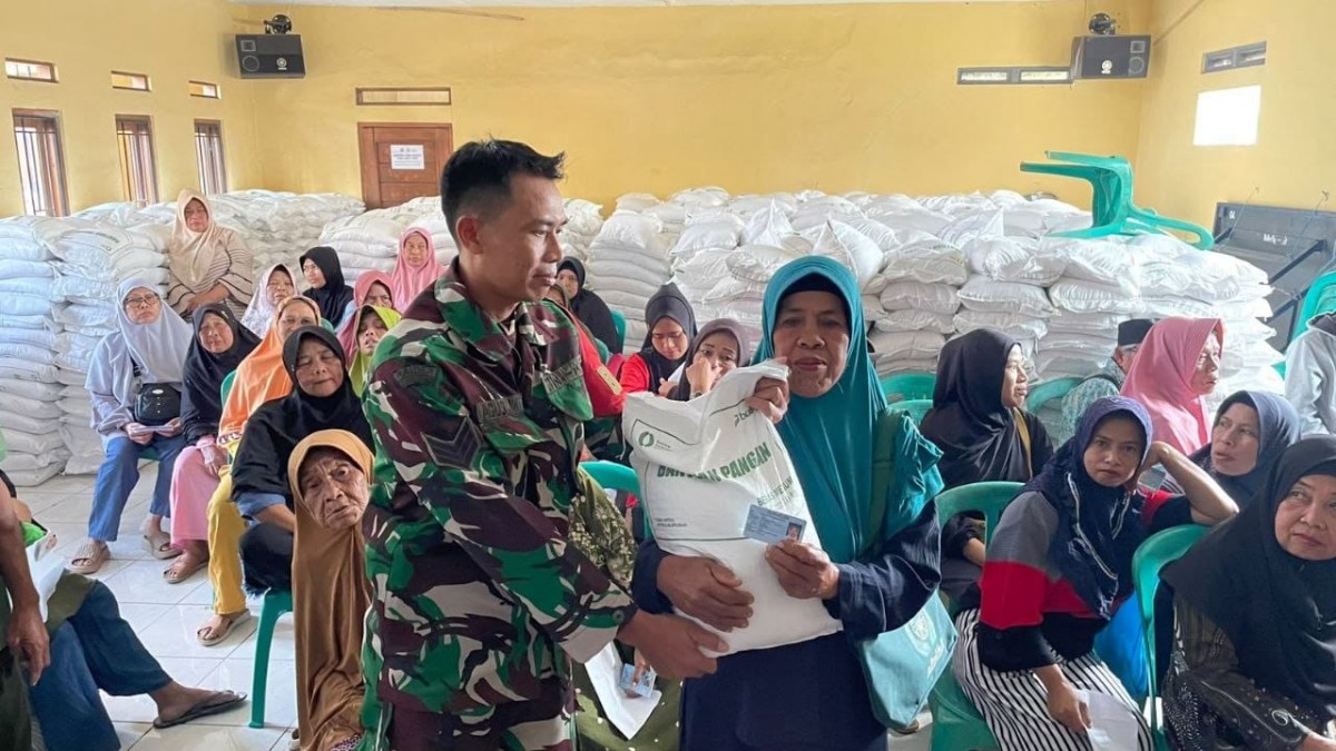 Babinsa Cijangkar Dampingi Penyaluran Bantuan Beras Pemerintah kepada Warga Penulisan