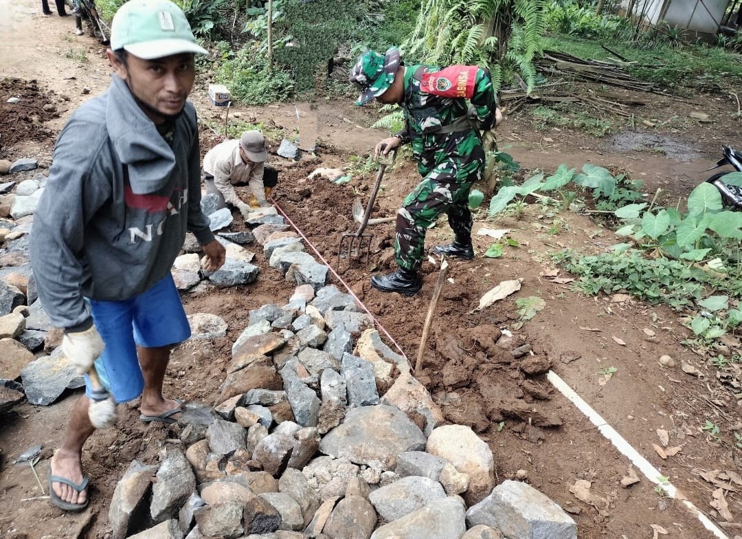 Babinsa Neglasari Bersama Warga Gelar Karya Bakti Perkerasan Jalan