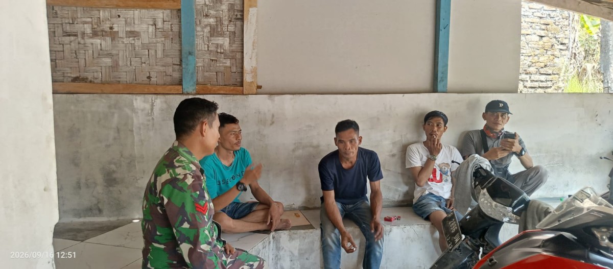Babinsa Caringin Koramil 2201/Cisolok Laksanakan Komsos di Wilayah Desa Binaan